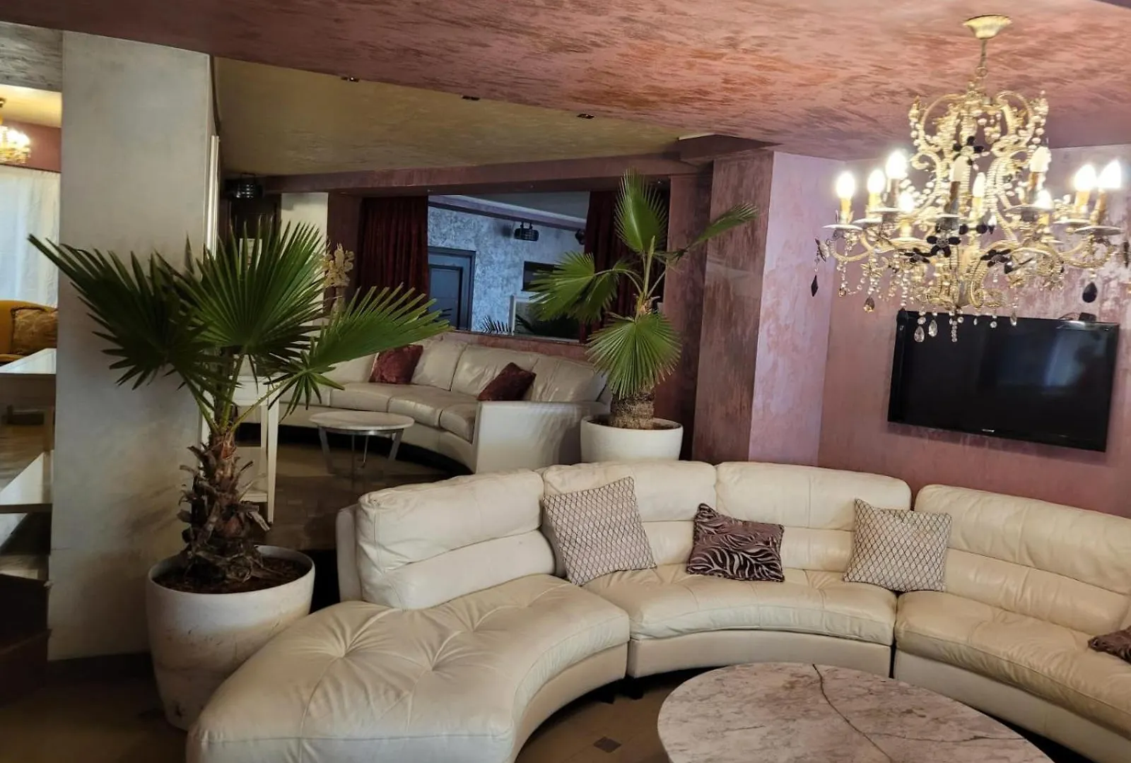 Luxury Mainson Villa Voluntari 0*,  Románia